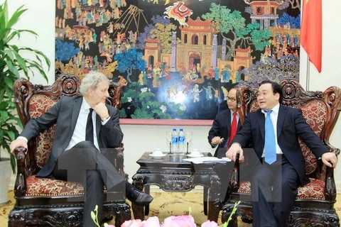 Le vice-Premier ministre Hoang Trung Hai reçoit le maire d'Amsterdam, Eberhard Van de Laan. (Photo : VNA)