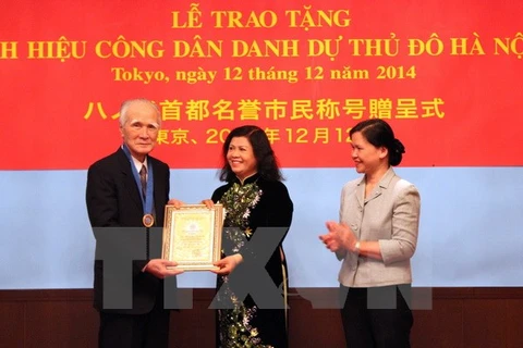 Remise le titre de "Citoyen d'honneur de Hanoi" à l'ancien Premier ministre japonais Tomiichi Murayama. (Photo : VNA)