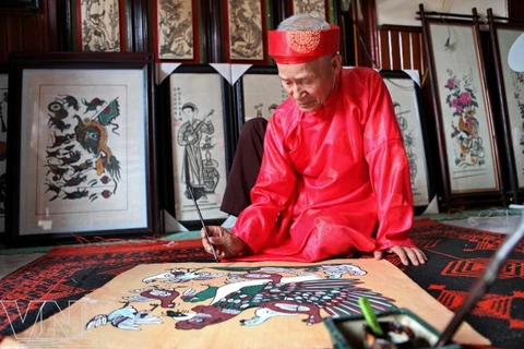 Agé plus de 80 ans, le vieux maître Nguyen Huu Sam peint encore des estampes. (Photo : VNP/VNA)