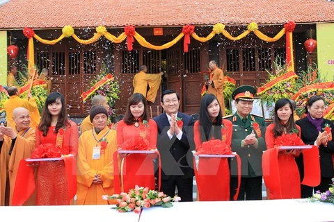Le président du Vietnam Truong Tan Sang et les délégués coupent la bande d'inauguration de la pagode Phat Tich Truc Lam Ban Gioc. Photo : VNA