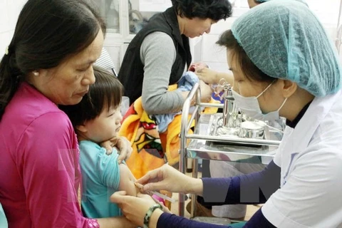 Plus de 12 millions d'enfants ont été vaccinés contre la rougeole et la rubéole. (Photo: VNA)