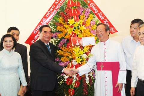 Le Hong Anh, permanent du secrétariat du Parti communiste du Vietnam, présente lundi ses voeux de Noël à l'archevêque Bui Van Doc de Ho Chi Minh-Ville. (Source : VNA)