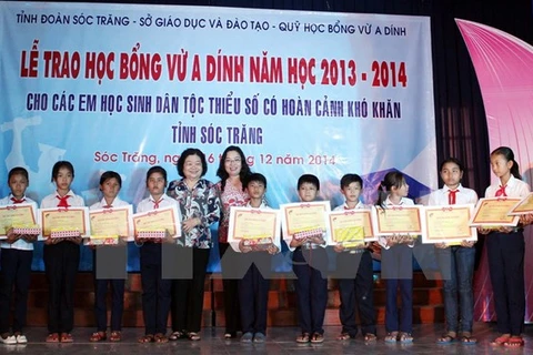 L'ancienne vice-présidente Truong My Hoa remet des bourses d’étude Vu A Dinh aux élèves khmers en situation difficile de la province de Soc Trang. Photo: VNA