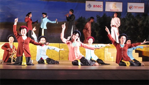 Une représentation de chants populaires ví et giặm de la troupe artistique de la province de Nghê An. (Source : VNA)