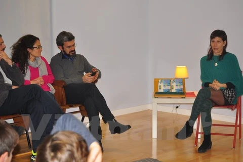 Alessandra Chiricosta rencontre les lecteurs lors de la présentation du livre intitulé «Vietnam : mythes et histoires».