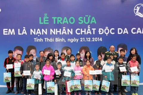 Remise du lait et des cadeaux aux enfants victimes de l’agent orange de la province de Thai Binh. Photo: VNA