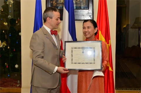 Le consul général Emmanuel Ly-Batallan a remis le titre de Chevalier de la Légion d’honneur à la rectrice de l’Université Lotus (Hoa Sen), Bùi Trân Phuong. Source: VNA