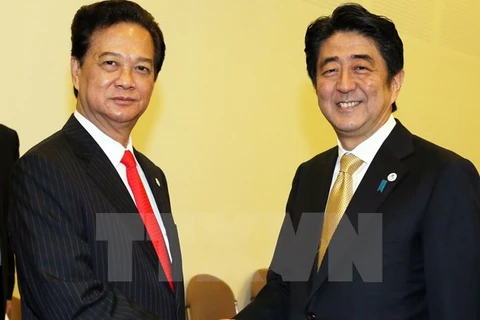 Le PM Nguyen Tan Dung et son homologue japonais Shinzo Abe en marge de l'ASEM-10. (Source: VNA)