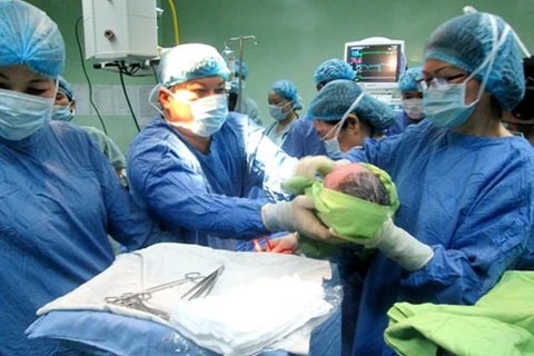 Un des trois premiers bébés issus de la fécondation in vitro (F.I.V.) à l’hôpital obstétrique et pédiatrique de Da Nang (Centre). Photo : internet