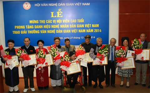 Cérémonie de remise du titre d’«Artisan du Peuple» de 2014, le 27 décembre à Hanoi. Photo : VNA