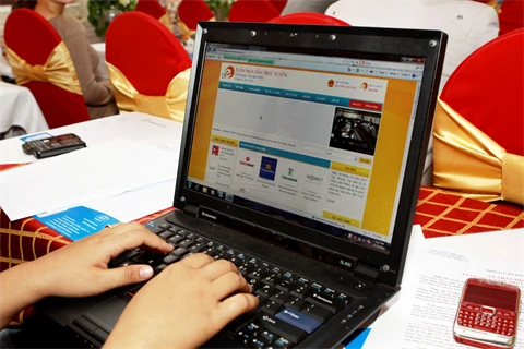 Acheter en ligne est une nouvelle tendance, en particulier chez les jeunes. Photo : Minh Tu/VNA