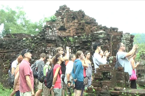 Des touristes à la découverte du site. Photo : Minh Duc/VNA