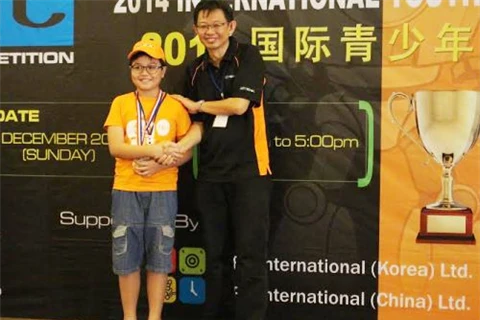 Lê Duy Lam (10 ans) a gagné le premier prix de Création dans la catégorie «Transporter». (Source : VNA) 