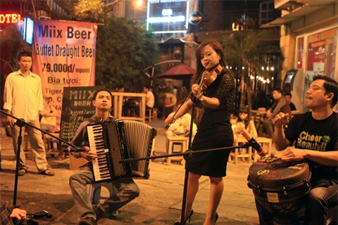 Des mini-concerts en plein air sont organisés tous les vendredis, samedis et dimanches soir dans le Vieux quartier de Hanoi. Source: VNA 