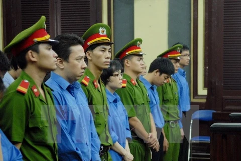 Huynh Thi Huyen Nhu (4e, à gauche) a été condamnée à la peine d'emprisonnement à vie. Photo: VNA