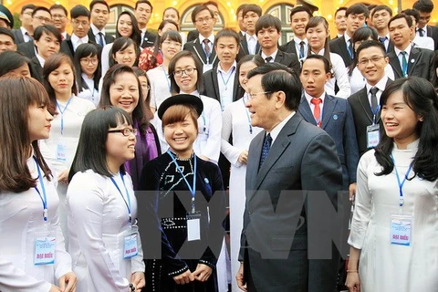 Le président Truong Tan Sang reçoit des étudiants exemplaires. (Source: VNA)