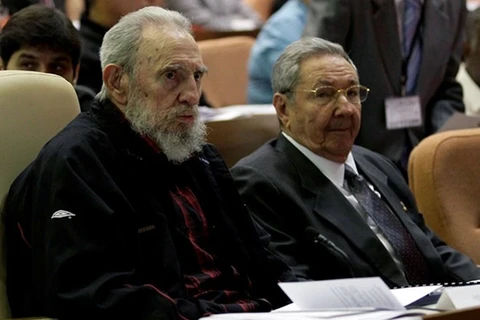 Le leader Fidel Castro (gauche) et le président cubain Raul Castro (droite) lors d'une réunion en février 2013. Photo: AFP