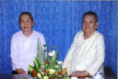 Dinh Thi Xa et Dinh Thi Long détiennent le record Guinness des deux sœurs les plus âgées de Dông Nai. Photo: VNA