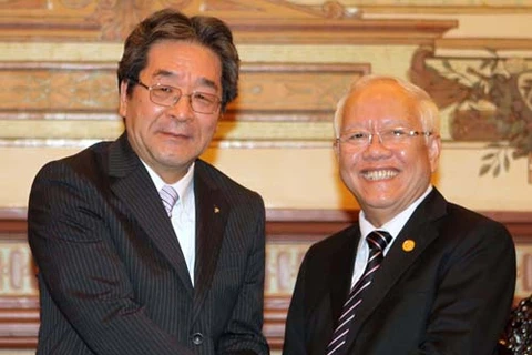Le président du Comité populaire de Ho Chi Minh-Ville, Le Hoang Quan (droite) et le maire-adjoint de la ville japonaise d'Osaka,Seigo Tanaka. (Source : VNA) 