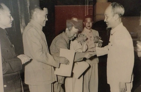 Le Président Hô Chi Minh remet, en octobre 1955, l’Ordre aux conseillers chinois pour leurs aides accordées au Vietnam. (Source : Archives).