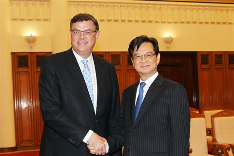 Le Premier ministre Nguyên Tân Dung (droite) et le ministre danois du Commerce extérieur et de la Coopération au développement Mogens Jensen, le 19 janvier à Hanoi. (Source : VNA)