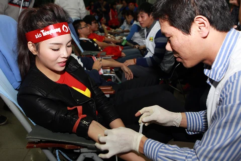 Don de sang : nombre de personnes au "Dimanche rouge 2015" à Hanoi. Photo : internet
