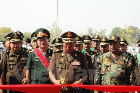 Le général Tea Banh, ministre cambodgien de la Défense, coupe la bande d'inauguration du siège du Commandement de l'Artillerie. Photo: VNA
