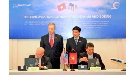 'ambassadeur des États-Unis au Vietnam, Ted Osius, et le vice-ministre vietnamien des Transports et des Communications, Nguyên Ngoc Dông, lors de la cérémonie de signature. Photo: NDEL. 