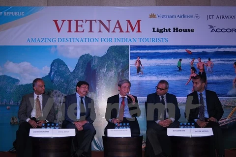 L'ambassadeur du Vietnam en Inde Ton Sinh Thanh (au milieu) répond aux questions des participants lorsu du gala de promotion du tourisme en Inde. 