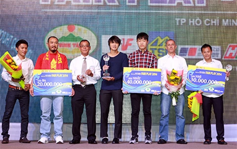 Des membres de la sélection nationale U19 recevant le Prix du Fair-play. (Source : VNA) 