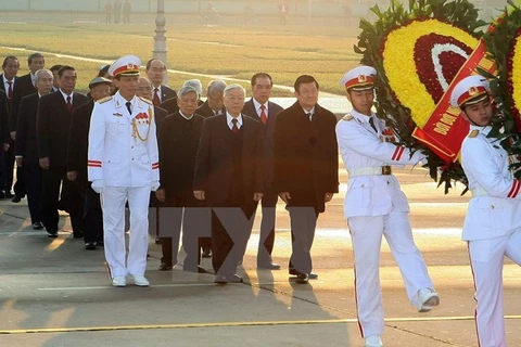 Les dirigeants rendent hommage au Président Ho Chi Minh. Photo : VNA