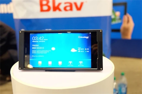 Le modèle du téléphone intelligent Bphone produit par la compagnie vietnamienne Bkav. Source: VNA