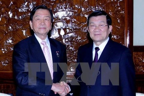 Le président Truong Tan Sang et le président de l'Association d'amitié Japon-Vietnam de la ville de Sakai, Hitoshi Kato. (Source: VNA)