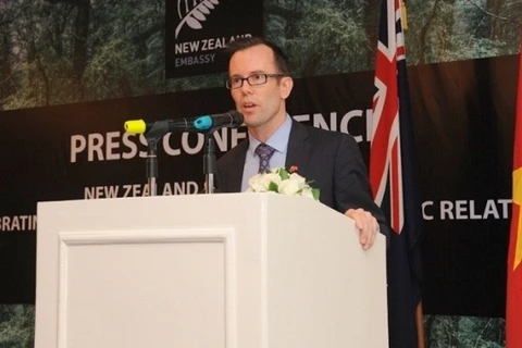 L’ambassadeur de Nouvelle-Zélande au Vietnam, Haike Manning, prend la parole lors de la conférence de presse. (Source : NDEL/VNA)