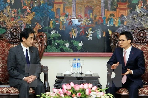 Le vice-Premier ministre vietnamien Vu Duc Dam (droite) reçoit le chef de la Commission des politiques fondamentales de la Chambre basse japonaise, Ichiro Aisawa (gauche). Photo: VNA