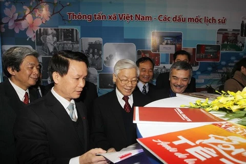 Le Secrétaire général du PCV visite le stand de la VNA lors de la fête de la presse printanière. Photo: VNA