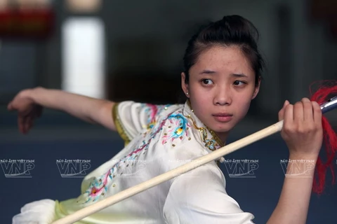 Duong Thuy Vi, la fille en or du wushu vietnamien. Photo : VNA