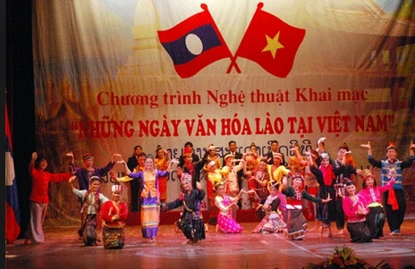 Un programme artistique dans le cadre des «Journées culturelles laotiennes au Vietnam». Photo: VOV