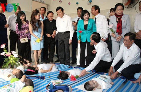 Le chef de l’État visite au Centre de soins et de protection des enfants handicapés de Thiên Phuoc. Photo/VOV
