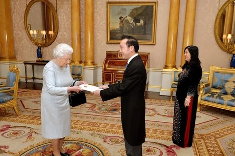 L'ambassadeur Nguyen Van Thao présente ses lettres de créance à la Reine Elizabeth II (Photo : twitter.com/BritishMonarchy)