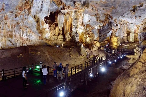 Située au sein du Parc national de Phong Nha - Ke Bàng dans la province de Quang Binh (Centre), la grotte de Thiên Duong est devenue une destination appréciée des touristes nationaux et internationaux.