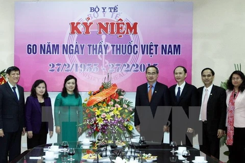 Le président du Front de la Patrie du Vietnam, Nguyen Thien Nhan et les dirigeants du secteur de la santé. (Source: VNA)