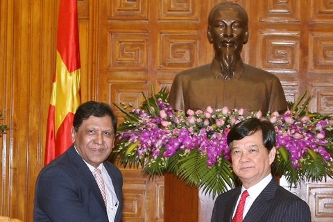 Le Premier ministre Nguyên Tân Dung (droite) et l’ambassadeur sri lankais, Kalahe Gamage Ivan Amarasinghe. (Source : VNA)