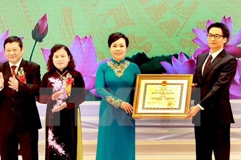Le vice-Premier ministre Vu Duc Dam a remis l'Ordre de l'Indépendance de première classe au secteur de la santé pour ses contributions importantes dans la protection de la santé de la population. Photo : VNA