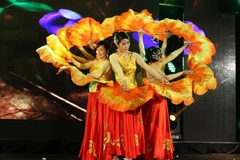 Le numéro de danse lors du festival artistique de la communauté vietnamienne en République tchèque. Photo: VNA.