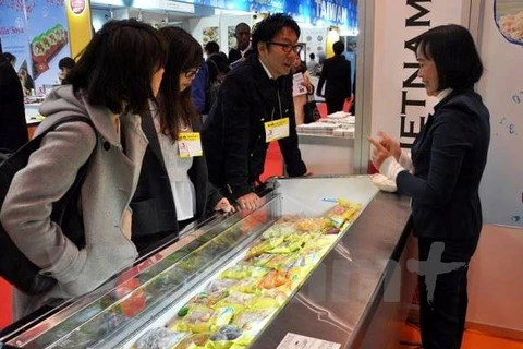 Des visiteurs s'intéressent aux produits exposés lors de la foire Foodex Japon 2015. Photo: VNA