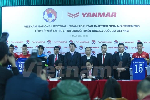 Cérémonie de signature du contrat entre la compagnie Yanmar et la FVF, le 4 mars à Hanoi. Photo: VNA