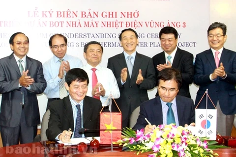 La signature du mémorandum sur la mise en œuvre du projet de la centrale thermique Vung Ang 3. Photo: baohatinh