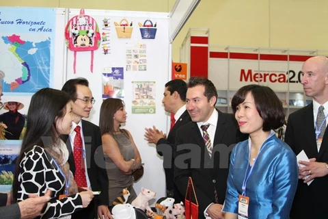 Des personnes étrangères visitent le stand du Vietnam lors de l'Promotional Expo. Photo: VNA