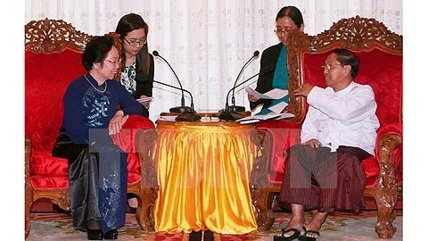 La vice-présidente vietnamienne, Nguyên Thi Doan (gauche) s'entretient avec U Myint Swe, gouverneur de la région de Yangon, le 12 mars au Myanmar. (Source : VNA) 